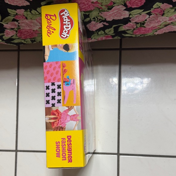 NEW Barbie Designer Fashion Show Set - Pink and Yellow - Picture 14 of 15